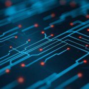 旅客乘车时遗失钻戒  乘警退乘后在广州南站的股道寻回